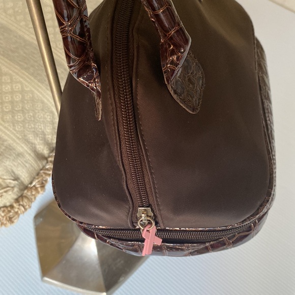 Lunch box with pink cancer ribbon pulls. - Picture 2 of 9